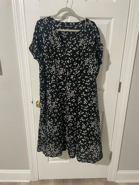 Black Floral V-Neck Midi Dress haute fox  daisies